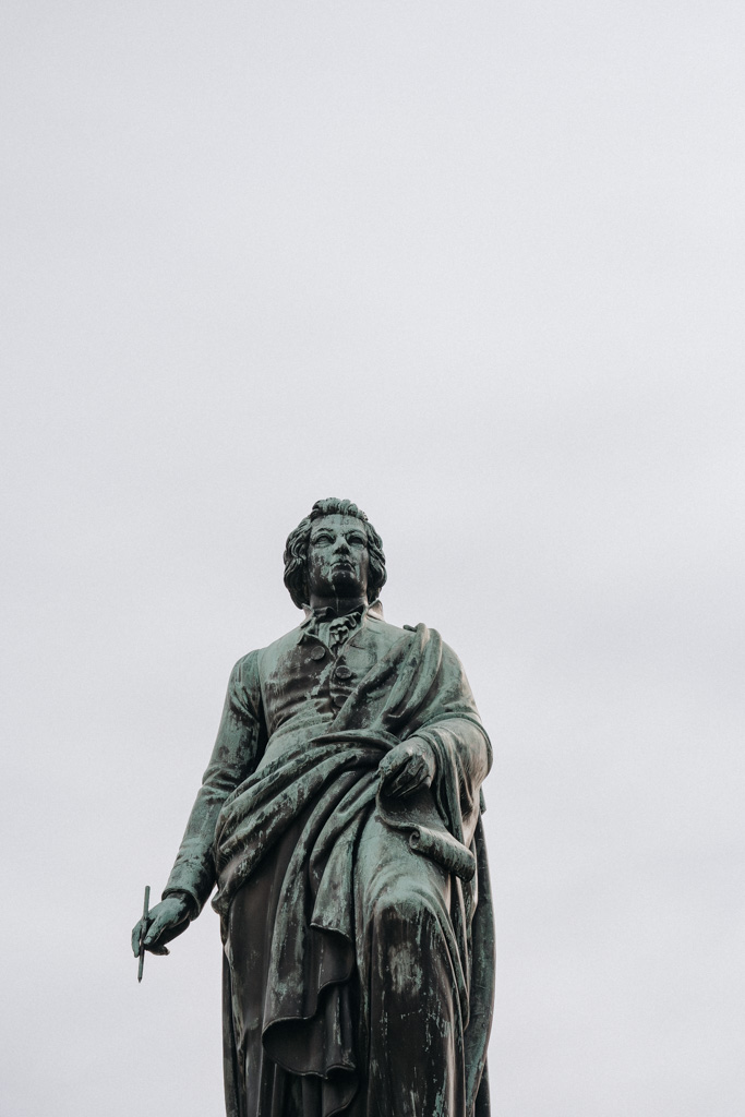 Spaziergang durch die Altstadt von Salzburg mit Blick auf historische Sehenswürdigkeiten  Mozart Statue