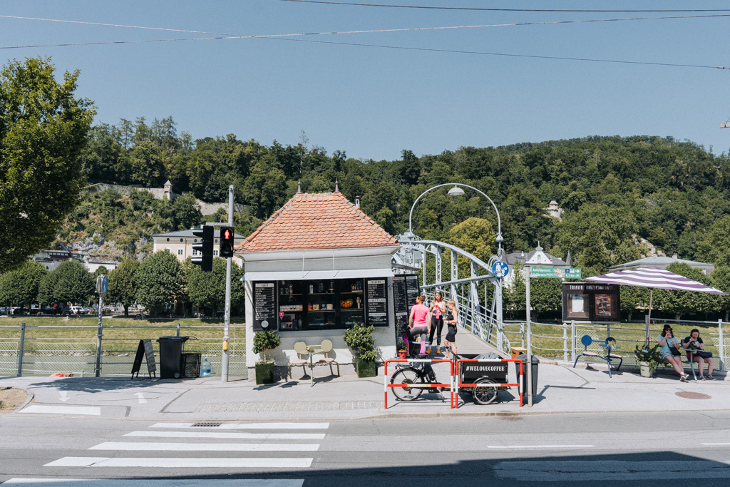 Kaffeepause im alten Zollhäuschen in Salzburg – gemütlicher Geheimtipp nahe dem Guesthouse