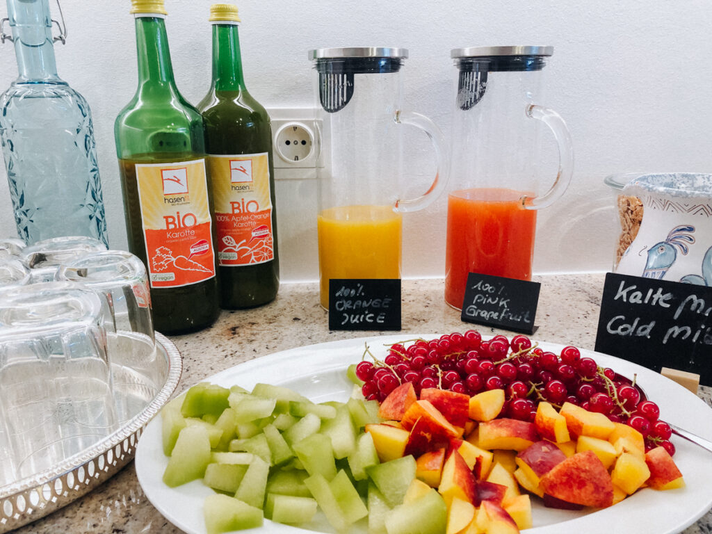 Frühstücksbuffet im The Little Guesthouse Salzburg mit regionalen Bio-Produkten