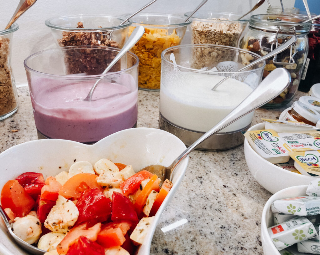 Liebevoll zubereitetes Frühstück in der behaglichen Wohnküche des Little Guesthouse