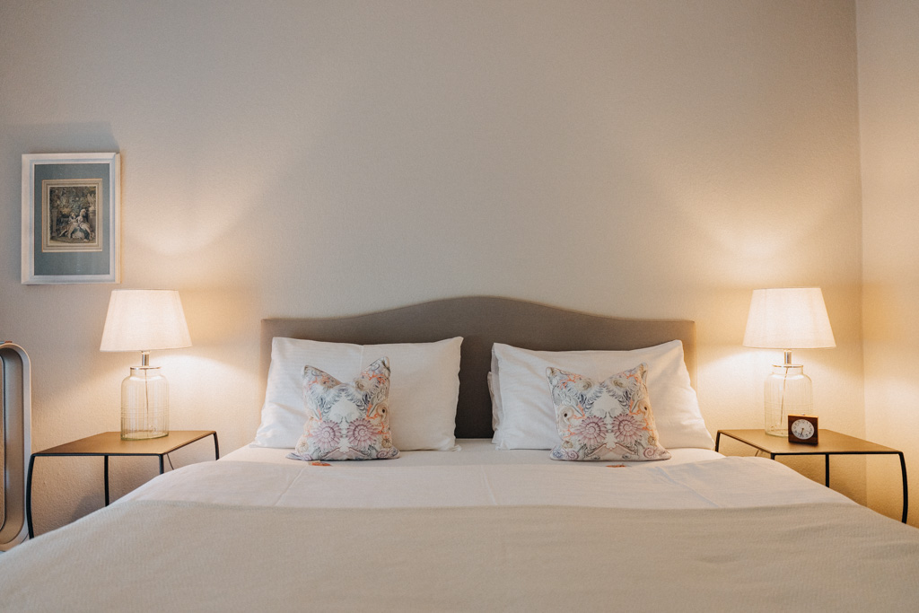 Superior-Zimmer mit Sofa und stilvoller Einrichtung im The Little Guesthouse Salzburg