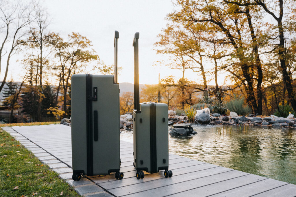 Level 8 Koffer Set Voyageur Test -Aufnahme bei Sonnenuntergang