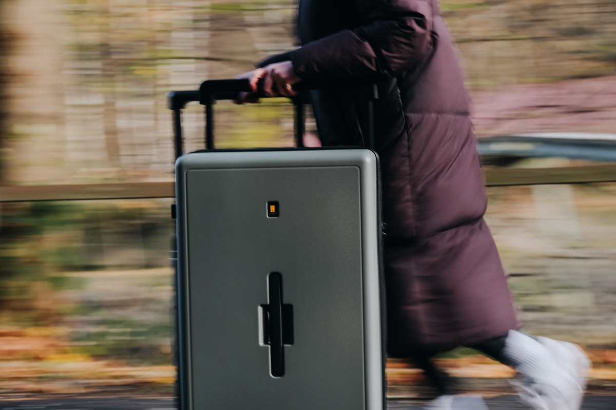 Level 8 Koffer Set Voyageur – Aufnahme in Bewegung beim Reisen