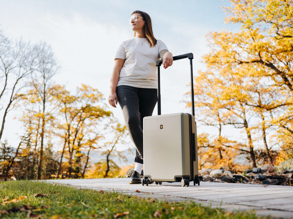 Lisa Ludwig beim Level 8 Koffer Test mit dem Voyageur Carry-on
