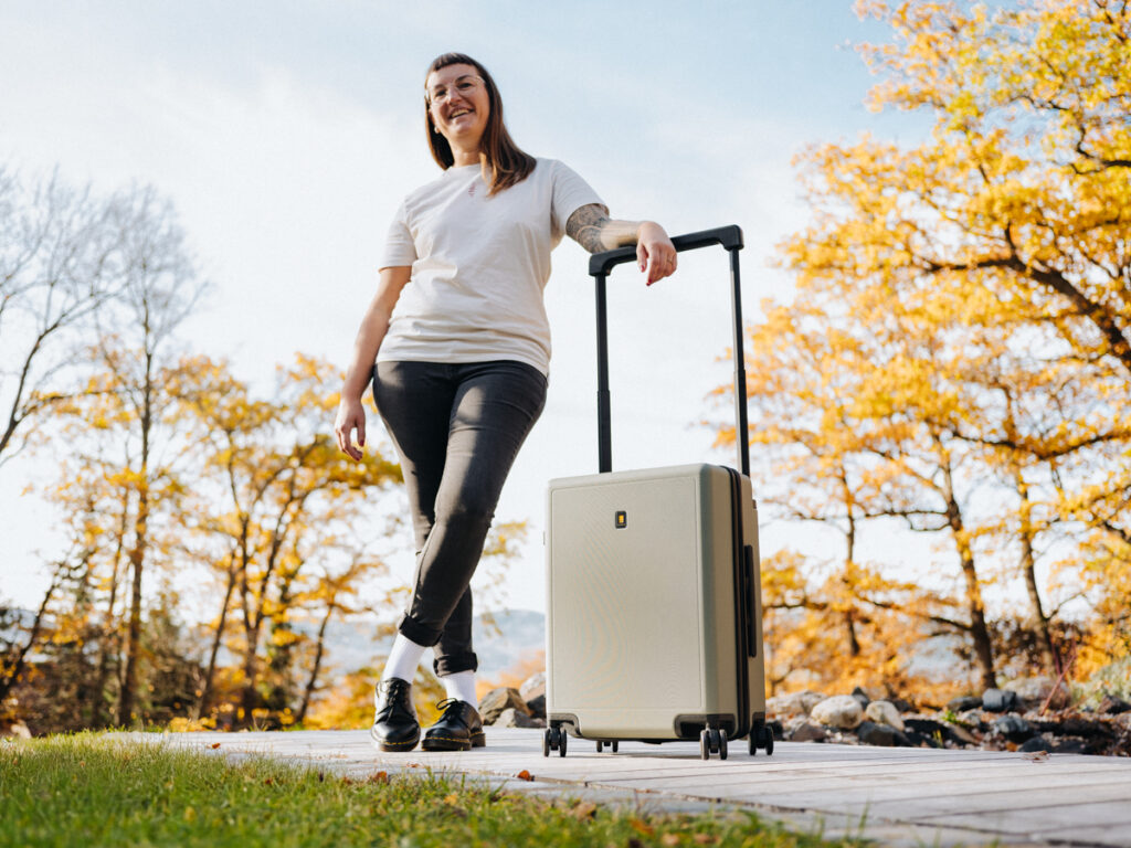 Lisa Ludwig mit Level 8 Koffer Set – großer Voyageur Check-in Koffer auf Reisen