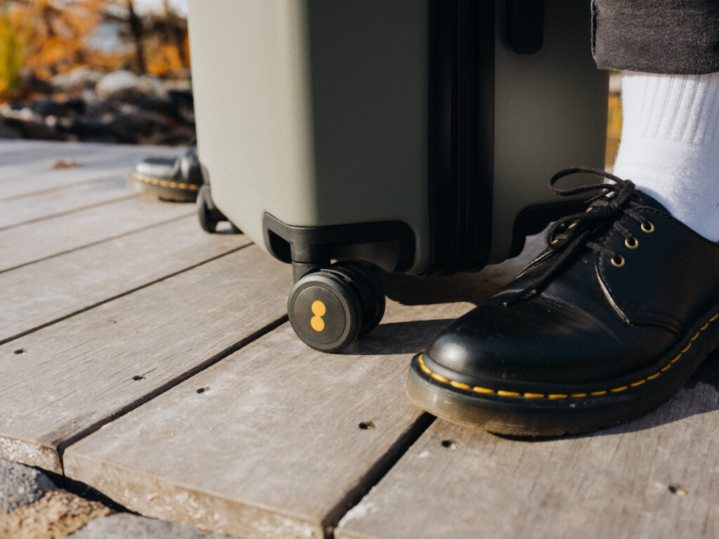 Level 8 Koffer Set – Rollen im Einsatz mit Schuhen Dr.Martens im Bild