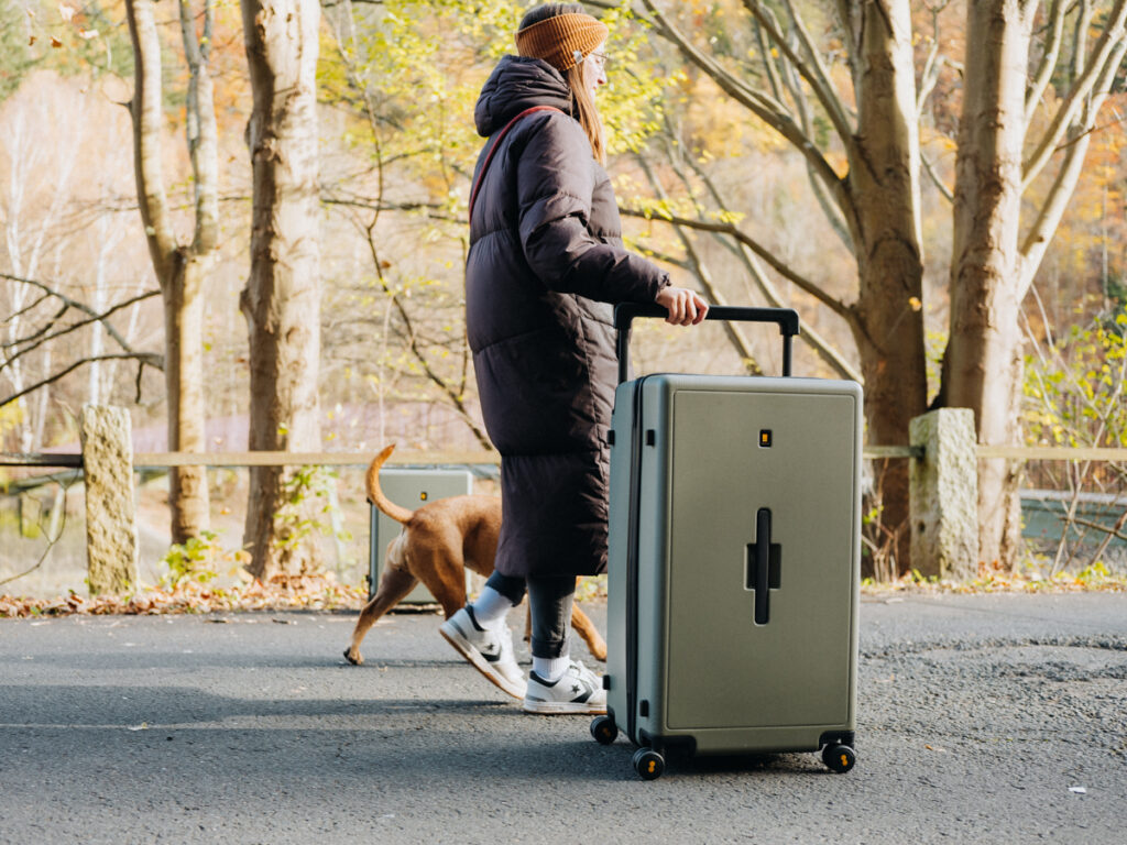 Lisa Ludwig mit Frau Maier und Level 8 Koffer Set – großer Voyageur Check-in auf Reise