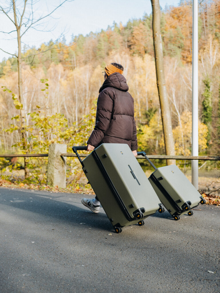 Reise mit Level 8 Koffer Set – Lifestyle Aufnahme mit Lisa Ludwig