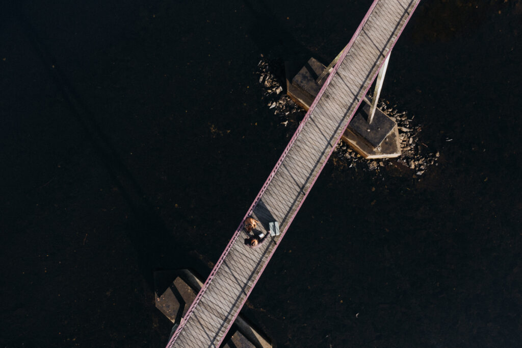 Level 8 Koffer Test – Reiseaufnahme auf Brücke aus der Vogelperspektive