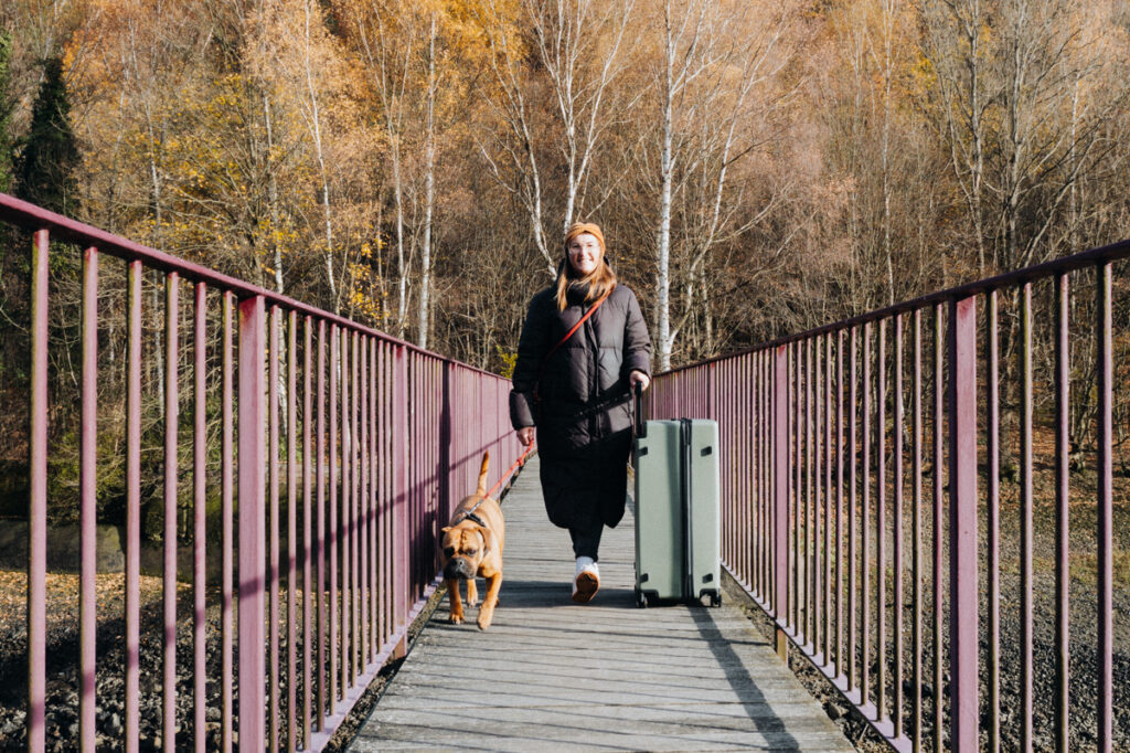 Lisa Ludwig & Frau Maier mit Level 8 Koffer Voyageur – rollend über die Brücke