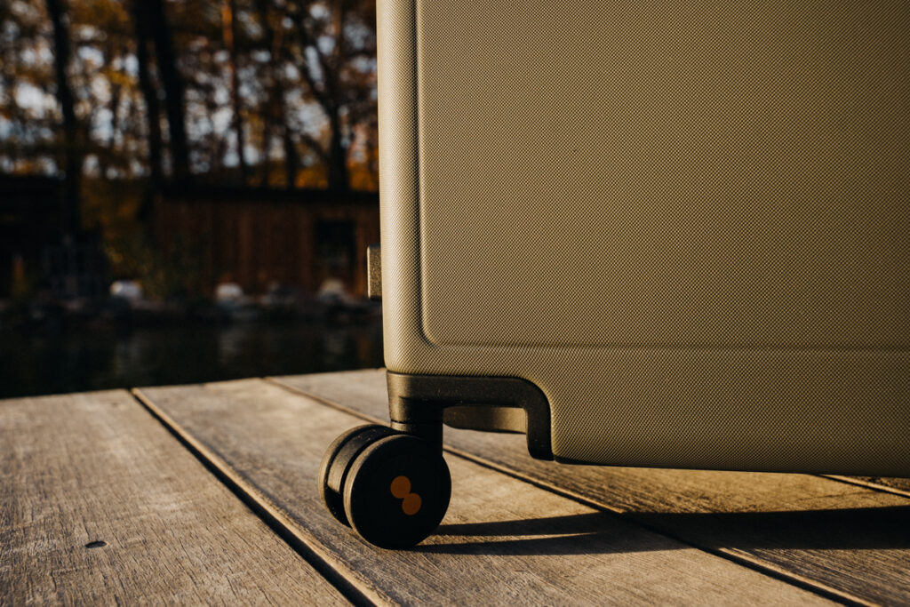 Detailaufnahme der 360° Rollen am Level 8 Koffer Set Voyageur