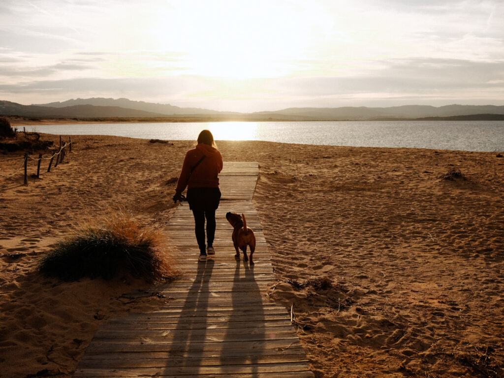 Lisa und Frau Maier am Strand von Porto Pollo bei Palau auf der Sardinien Rundreise mit Hund