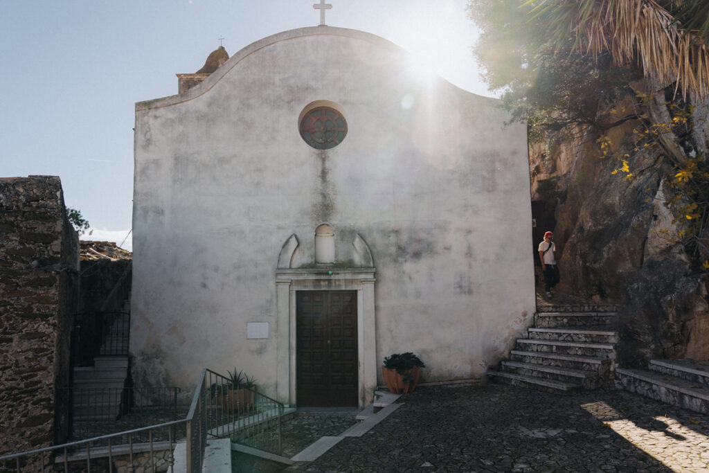 Posada Kirche mit Sonnenuntergangs Sonne und Gegenlicht