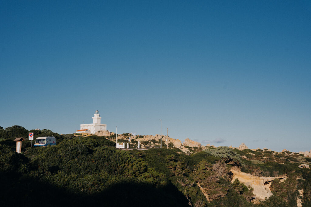 Leuchtturm Capo Testa bei Tag mit Camper Hubi auf dem Sardinien Roadtrip