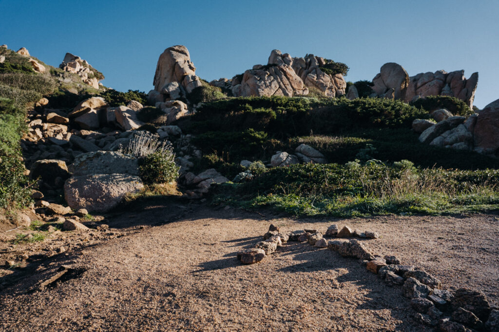 Felsformationen am Capo Testa bei einer Wanderung auf Sardinien auf eigene Faust