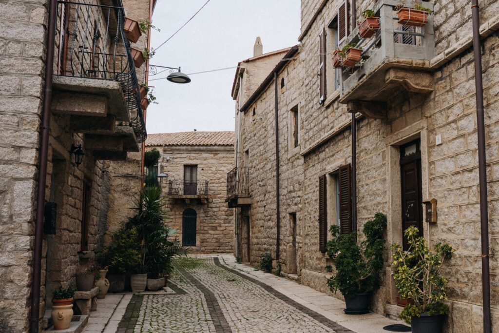 Enge Gasse in Aggius bei der Sardinien Rundreise auf eigene Faust