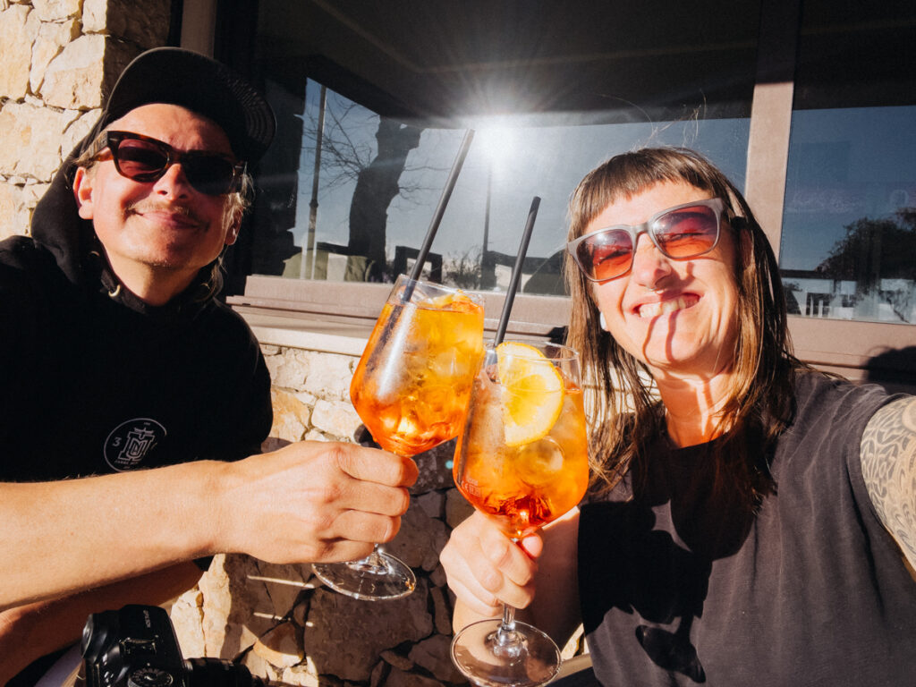Dowo und ich beim Aperol Spritz trinken in Baunei