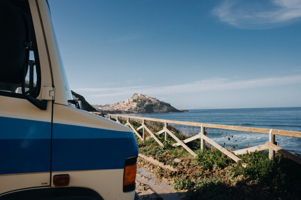Camper Hubi mit Ausblick auf Castelsardo beim Sardinien Roadtrip