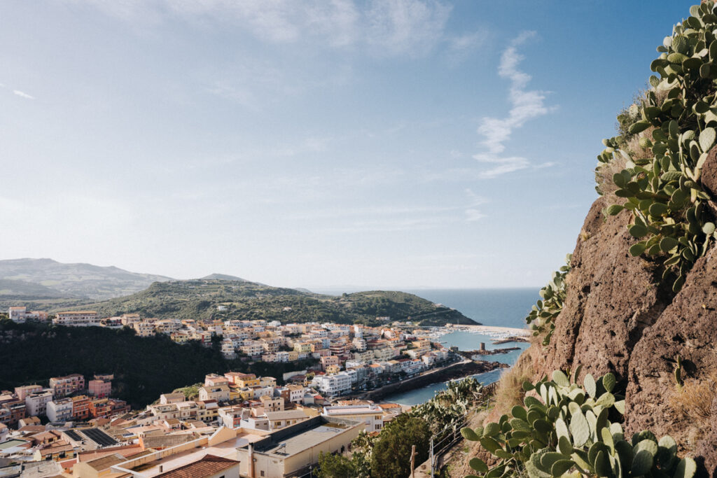 Castelsardo von oben mit Blick auf den Hafen bei der Sardinien Rundreise