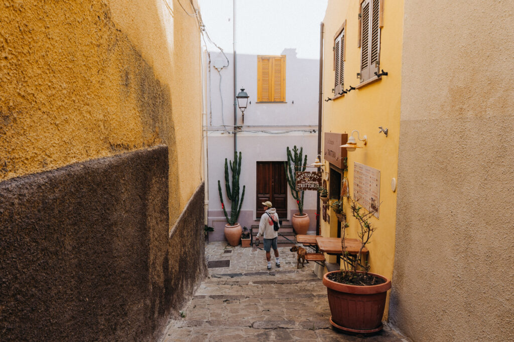 Dominic beim Schlendern durch die Altstadt von Castelsardo Sardinien