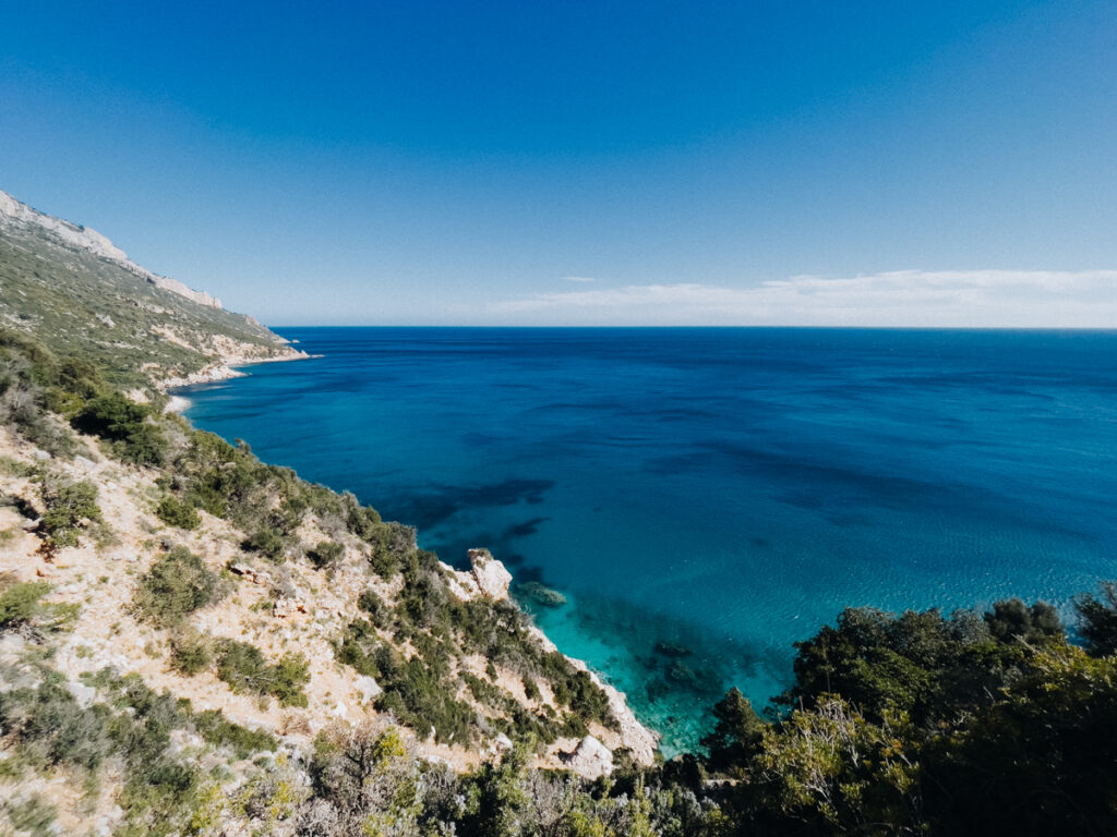 Pedra Longa Wanderung mit Ausblick auf das Meer bei der Sardinien Rundreise