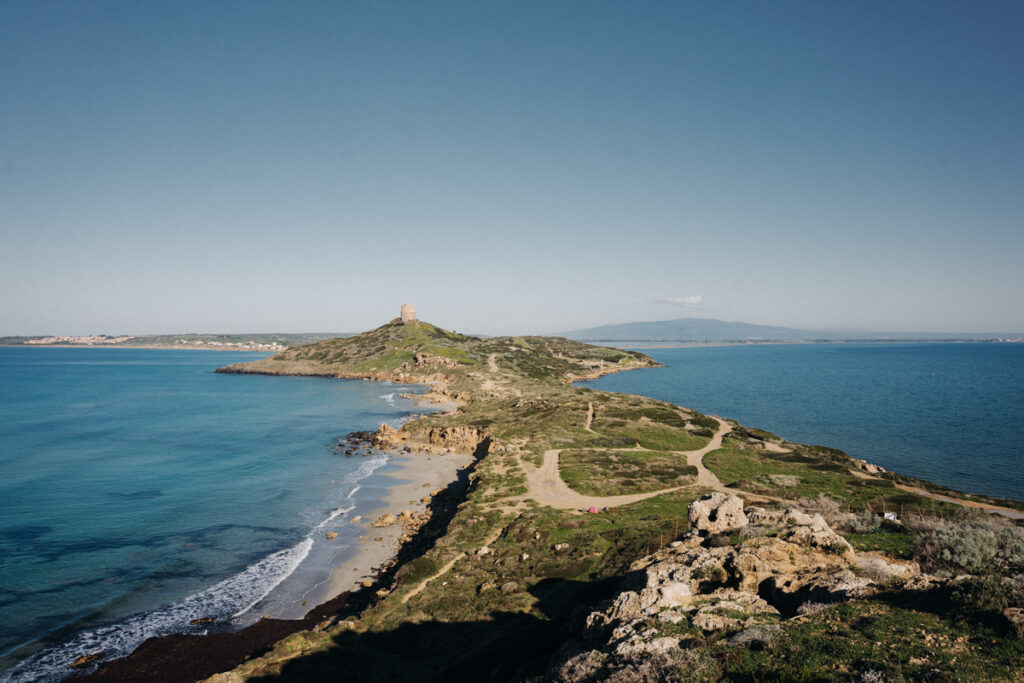 Capo San Marco Wanderung mit Ausblick auf das blaue Meer bei der Sardinien Rundreise