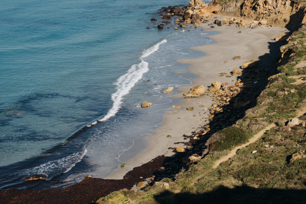 Capo San Marco Wanderung auf Sardinien auf eigene Faust mit Blick auf den Strand