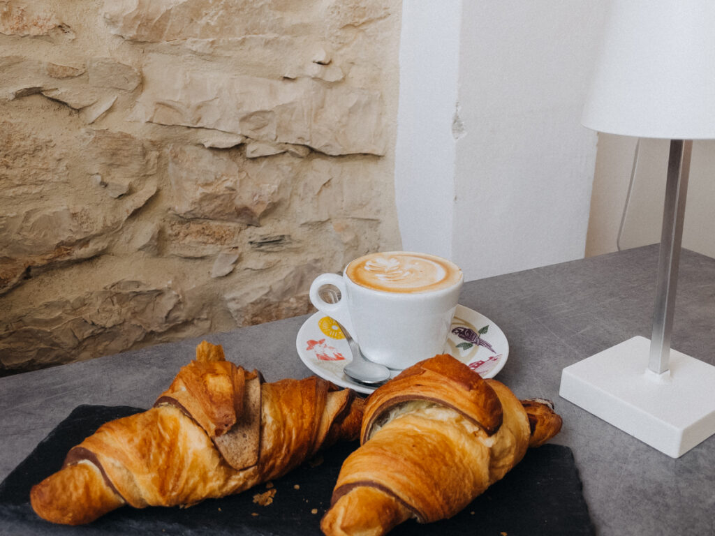 Croissants und Kaffee in Baunei