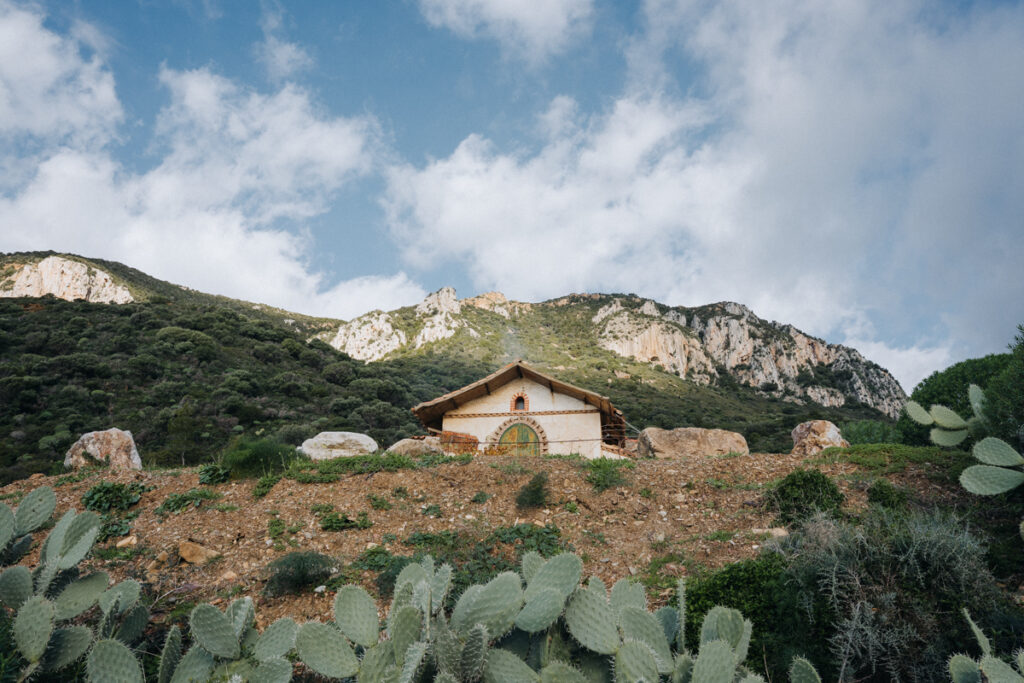 Haus mit Kakteen bei Porto Flavia