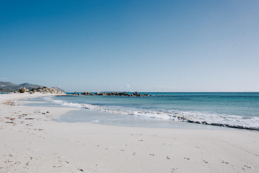 Villasimius Bucht bei der Sardinien Rundreise mit dem Camper am Morgen