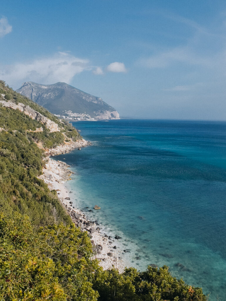 Cala Gonone Aussicht beim Sardinien Roadtrip auf eigene Faust
