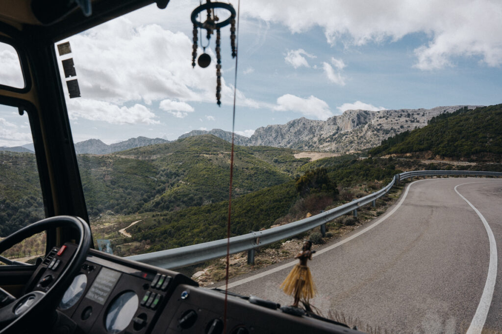 Panoramastraße mit Blick aus dem Fahrerhäusschen T2LN1 beim Sardinien Roadtrip