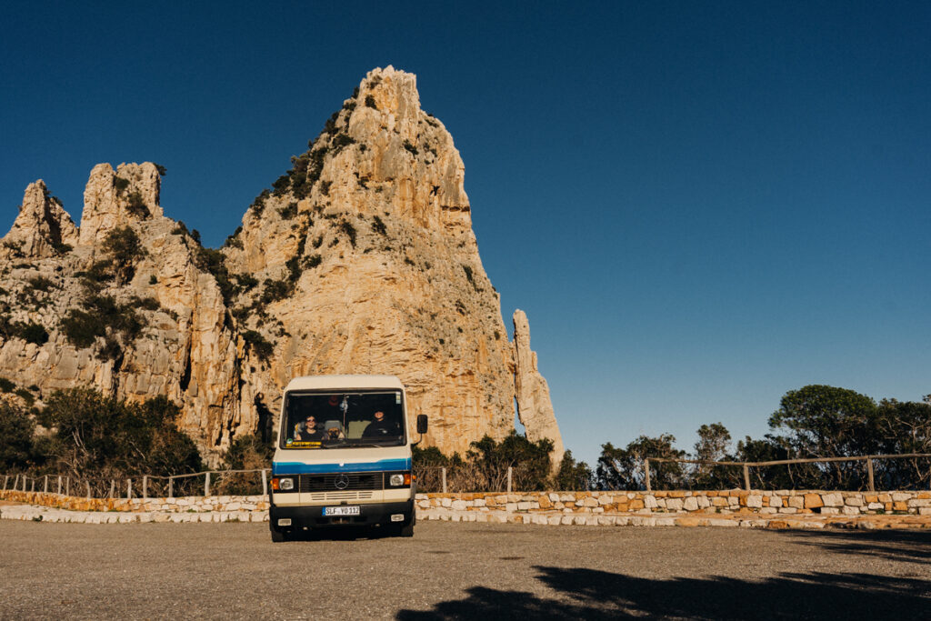 Familienfoto von Lisa Dominic und Frau Maier in Hubi vor Pedra Longa auf der Sardinien Rundreise mit Hund
