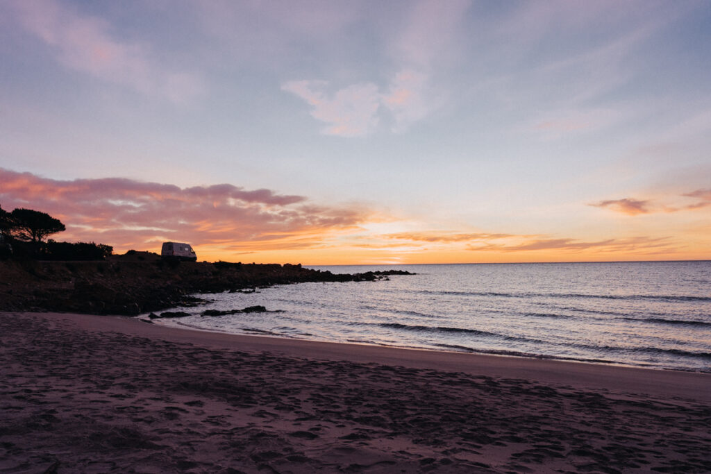 Sonnenuntergang an der Spiaggia di Sa Curcurica während des Sardinien Roadtrip