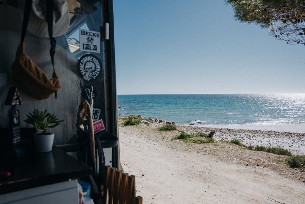 Aussicht aus der Schiebetür von Camper Hubi auf den Strand und das Mittelmeer bei der Sardinien Rundreise