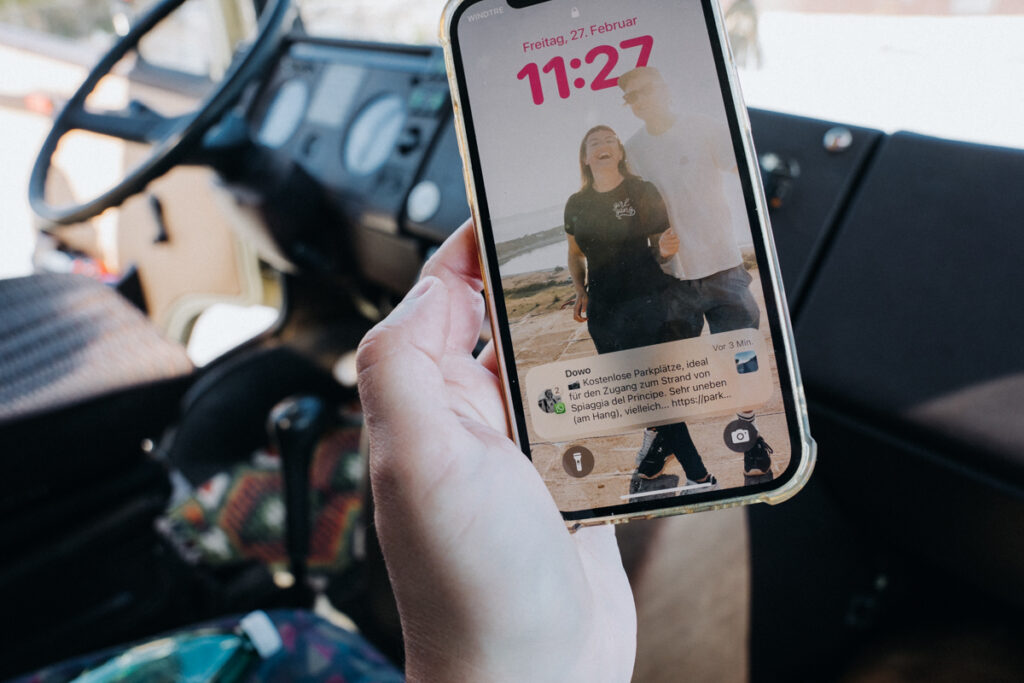Lisa sucht Stellplatz auf dem Handy mit eSIM Karte beim Sardinien Roadtrip mit dem Camper