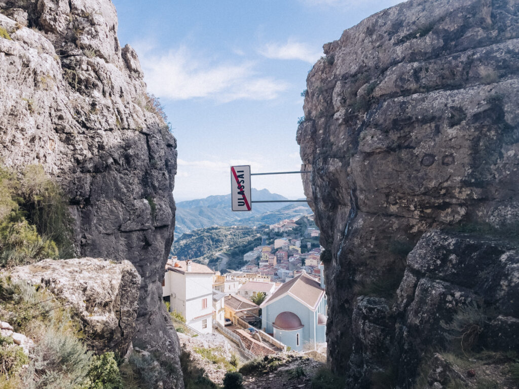 Ulassai Wanderweg mit Ausblick beim Sardinien Roadtrip