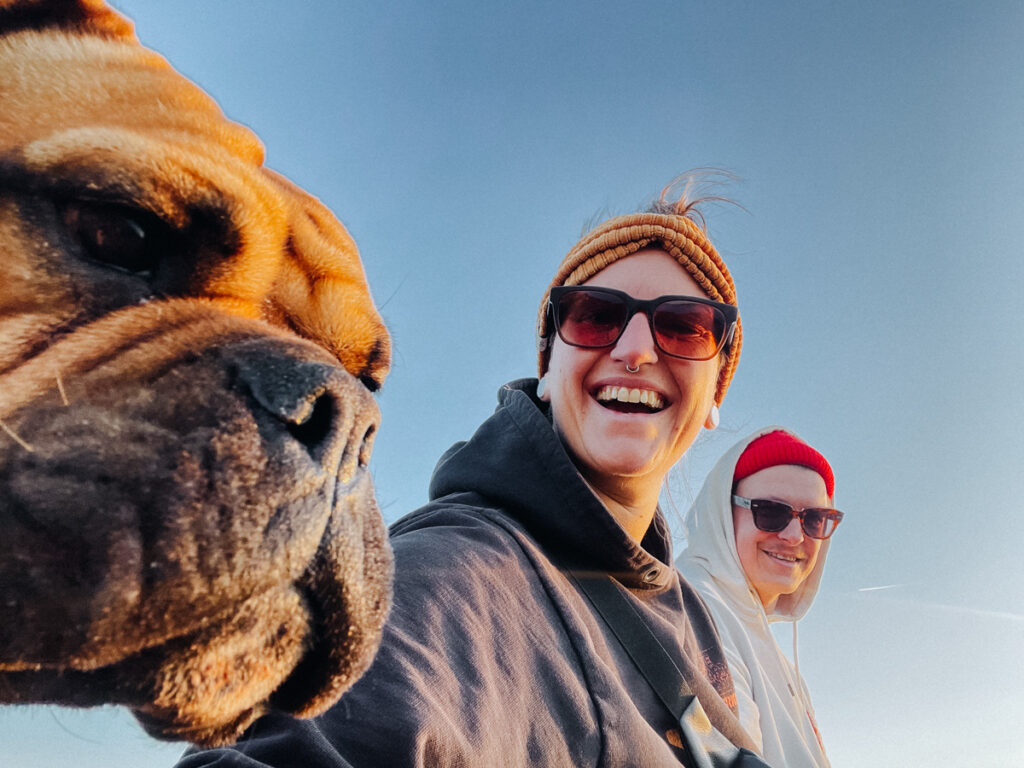 Lisa, Dominic und Frau Maier beim Sardinien Roadtrip mit dem Camper