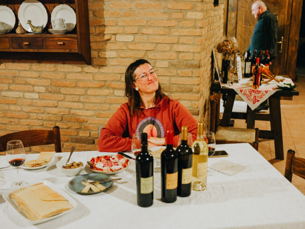 Lisa beim Winetasting mit lokalen Produkten wie Lardo Salami und Käse auf Sardinien