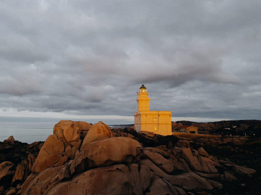 Leuchtturm Capo Testa bei Sonnenuntergang auf der Sardinien Rundreise