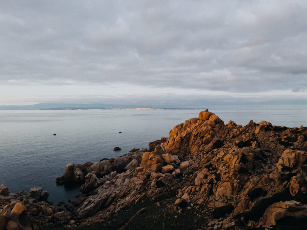Felsformationen am Capo Testa bei Sonnenuntergang auf der Sardinien Rundreise