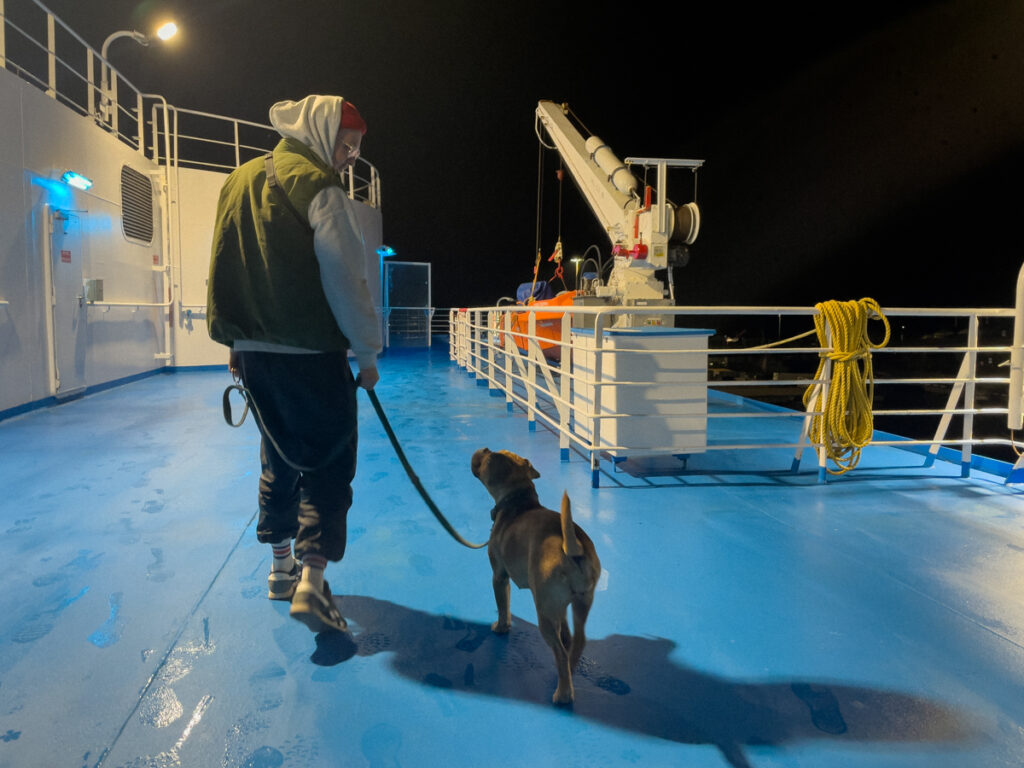 Frau Maier und Dominic laufen auf dem Fährdeck bei der Sardinien Rundreise mit Hund