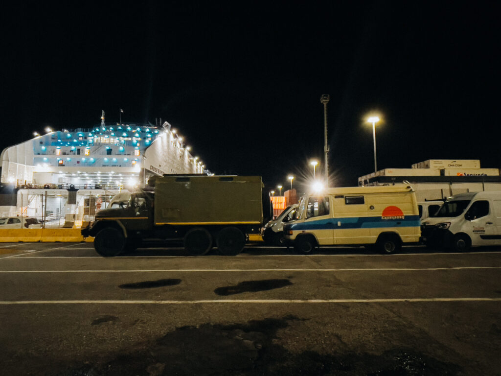 Warten am Fährhafen in Livorno für die Sardinien Rundreise mit dem Camper