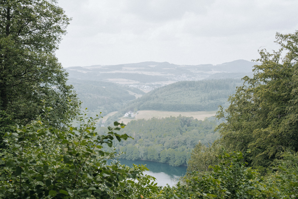 Wanderweg durch die Vulkaneifel mit Blick auf einen Kratersee