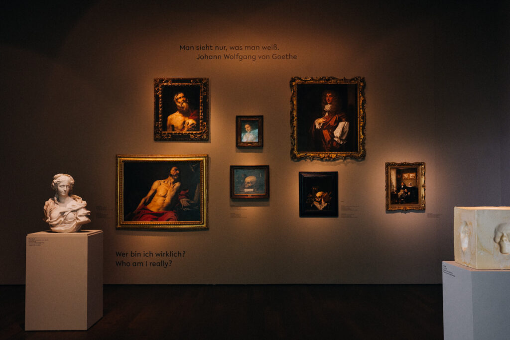 Ausstellungsraum im Arp Museum, Kultur am Mittelrhein