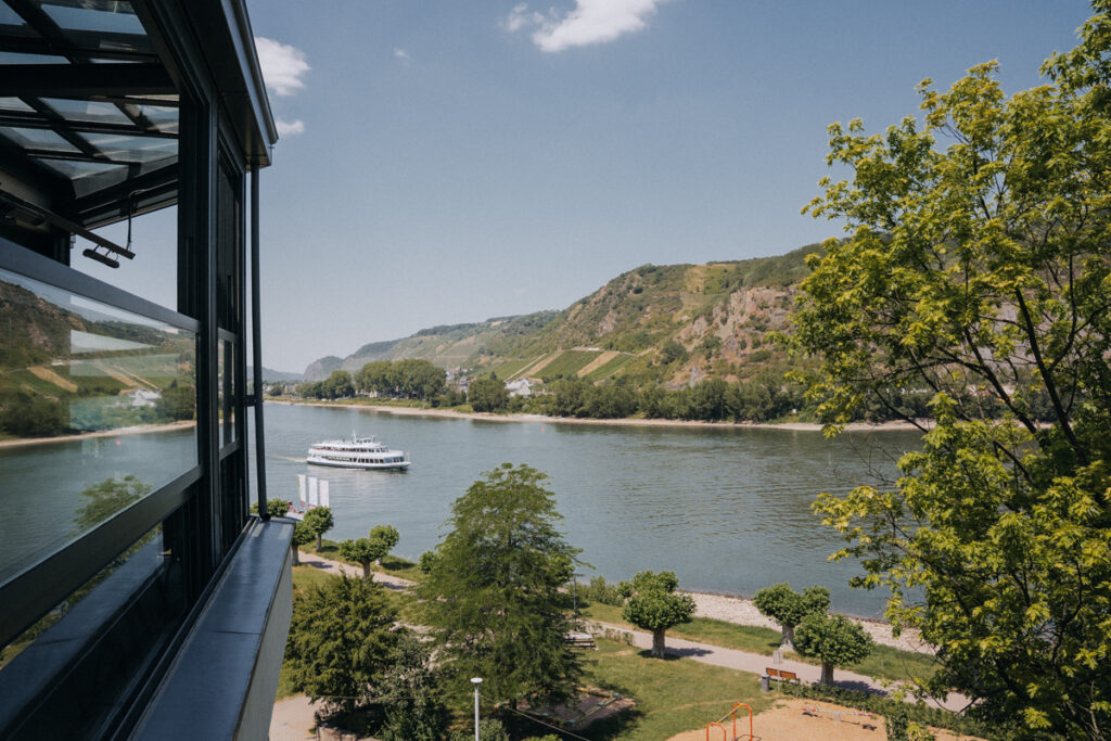 Urlaub am Mittelrhein, Rheinufer mit Promenade und Blick auf die gegenüberliegende Seite