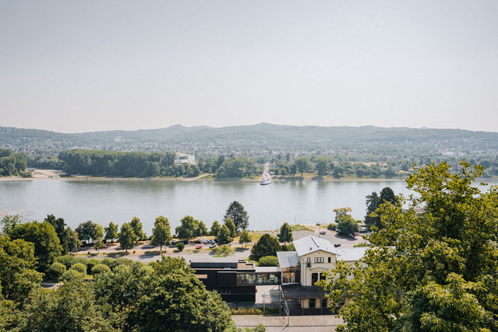 Blick auf den alten Bahnhof Rolandseck und den Rhein, Ausflugsziel am nördlichen Mittelrhein