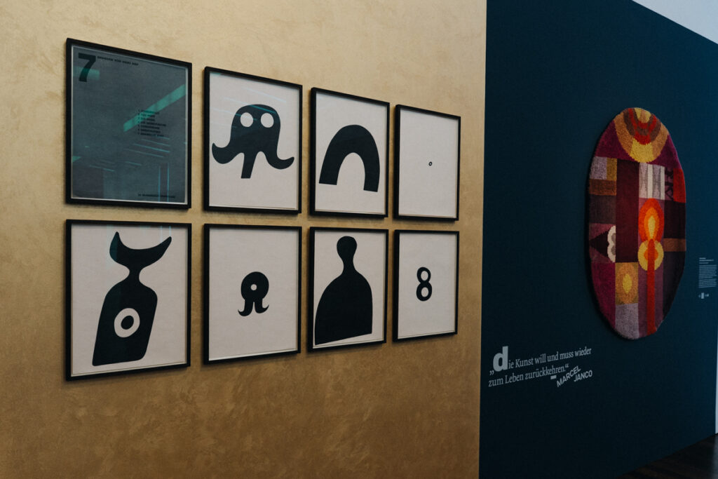 Arp Museum Bahnhof Rolandseck mit Ausstellungsstücken des Ehepaars Arp