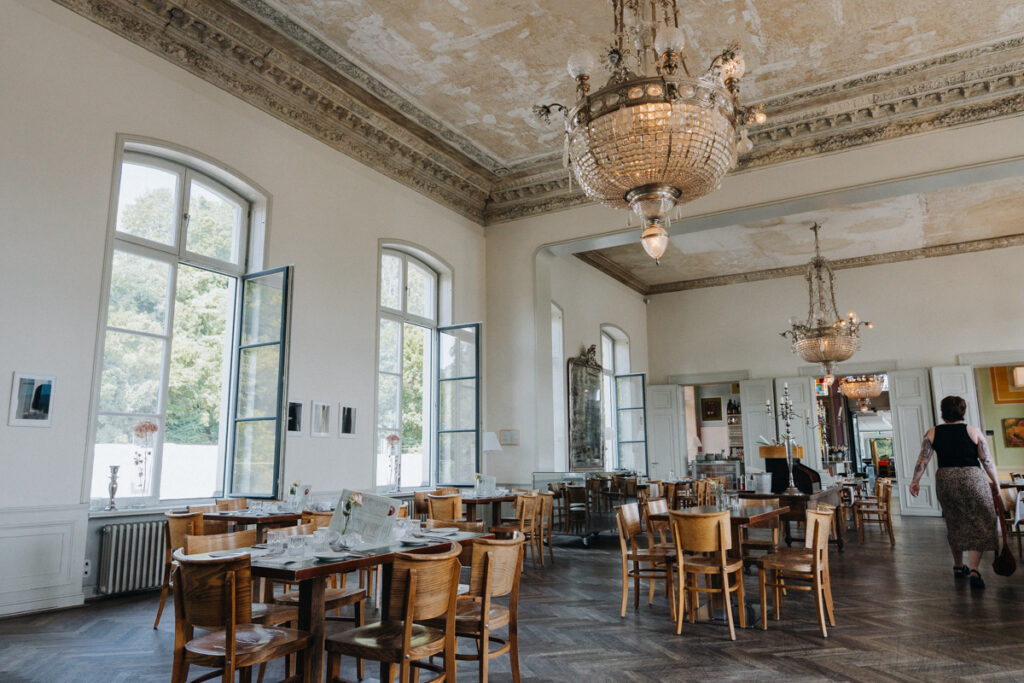 Restaurant interior no 253 im Bahnhof Rolandseck, Innenraum mit historischem Flair
