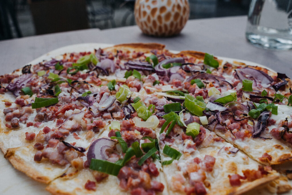 Abendessen im Restaurant des Monte Mare Hotels in Andernach mit Flammkuchen